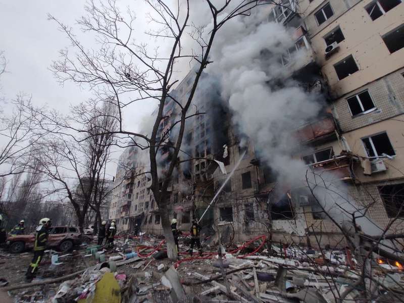 У Києві снаряд потрапив у житловий будинок: загинуло двоє людей (фото)