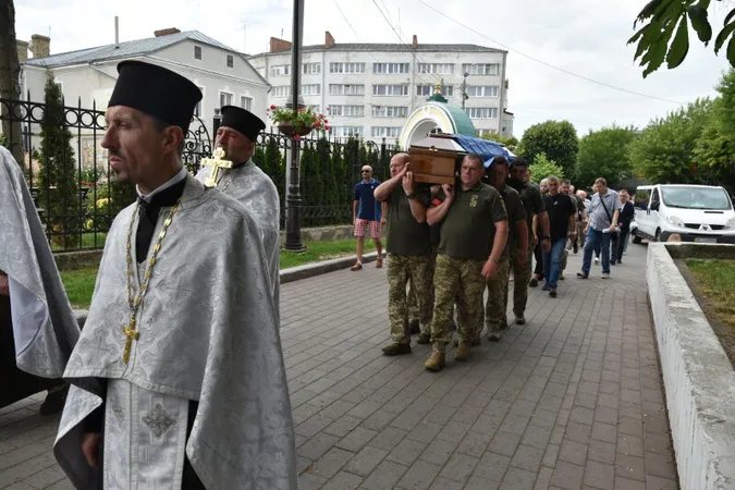 Луцьк на колінах прощався з загиблим Героєм