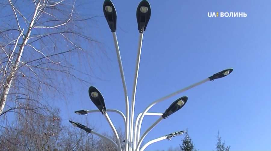 Зламаний ліхтар у луцькому парку міг вдарити струмом хулігана (фото, відео)