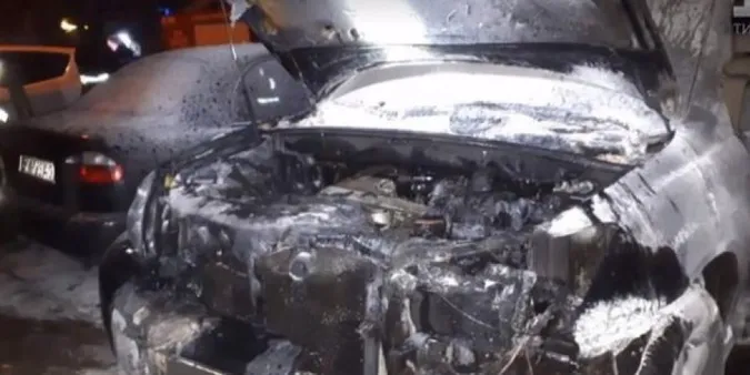 Не поділили дівчину:  у Рівному чоловік підпалив Lexus суперника  (відео)
