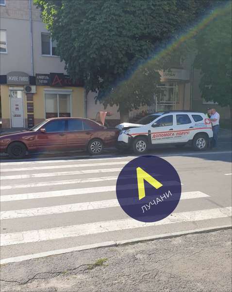 У Луцьку – аварія: на переході зіткнулись Mercedes та медичний автомобіль (фото)