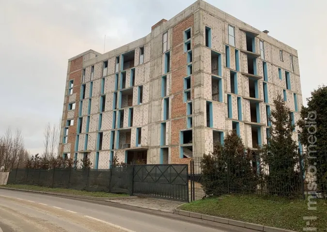 У Луцьку біля «Срібних лелек» будують величезний готель