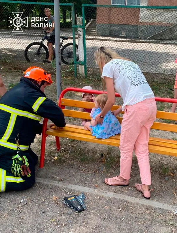 У Луцьку дитина застрягла між дощечками лавки: мама викликала рятувальників