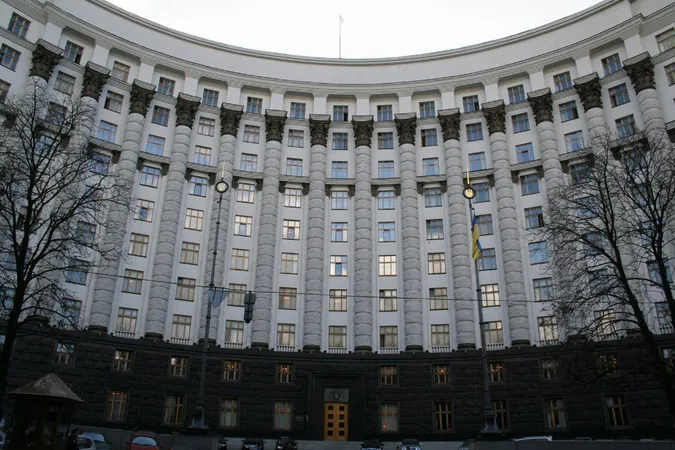 Кабмін дозволив «безмежні» зарплати чиновників