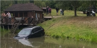 Під Луцьком під час відпочинку втопили авто (фото)