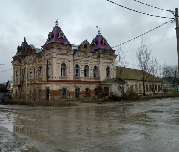 Один з небагатьох будинків, що зберіг дах/ Фото: Google
