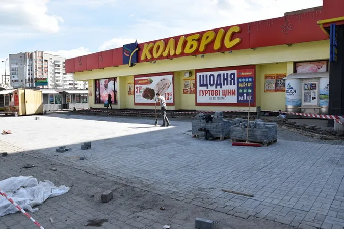 Як у Луцьку ремонтують прибудинкові території (фото)