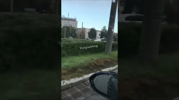 У Луцьку – аварія біля «Глобуса»: BMW вилетіло на кільце (відео)