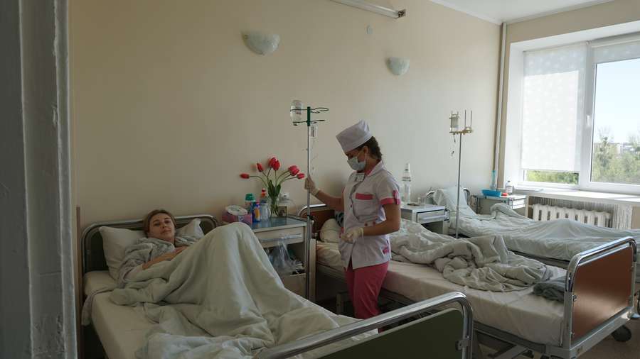 «Ми божевільні, ненормальні люди», або Які вони – будні луцьких медсестер (репортаж, фото 18+)