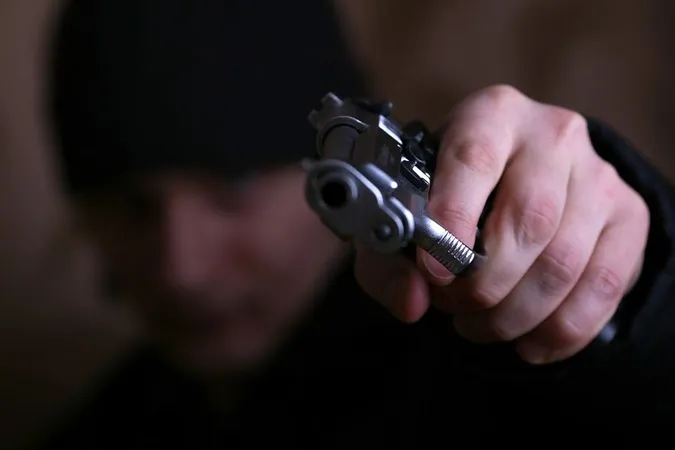 Напад з пістолетом: у Луцьку побили й пограбували чоловіка (фото, відео)