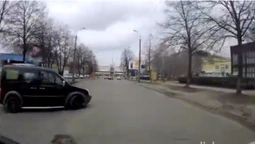 У Луцьку авто "вилетіло" перед "швидкою", яка мчала на виклик (відео)