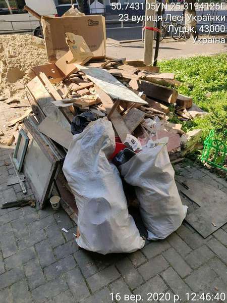 Переобладнали квартиру і закидали сміттям тротуар: у Луцьку покарали порушників