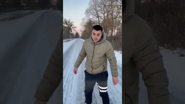 Можна кататися на ковзанах: у селищі на Волині дорога перетворилася на каток (відео)