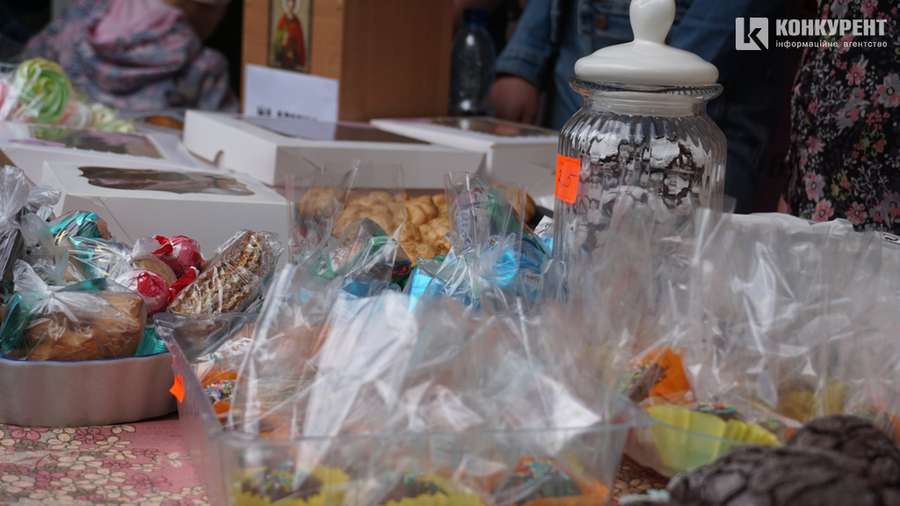 Діти у Луцьку продають солодощі, щоб допомогти воїну одужати (фото)