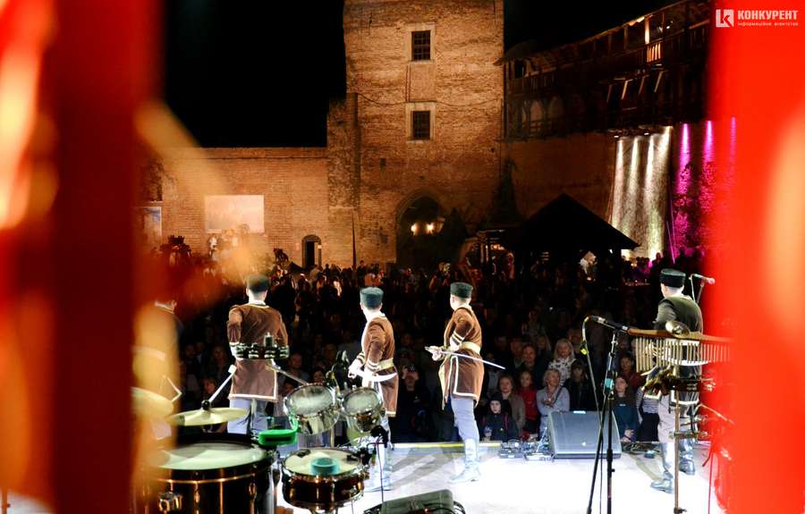 Середньовіччя, музика та іскри: якою була «Ніч у Луцькому замку-2019» (фото)