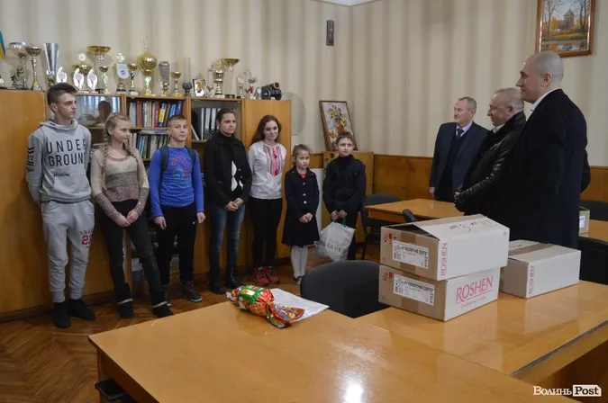 Маленьким лучанам подарунки роздавали два Миколаї (фото)