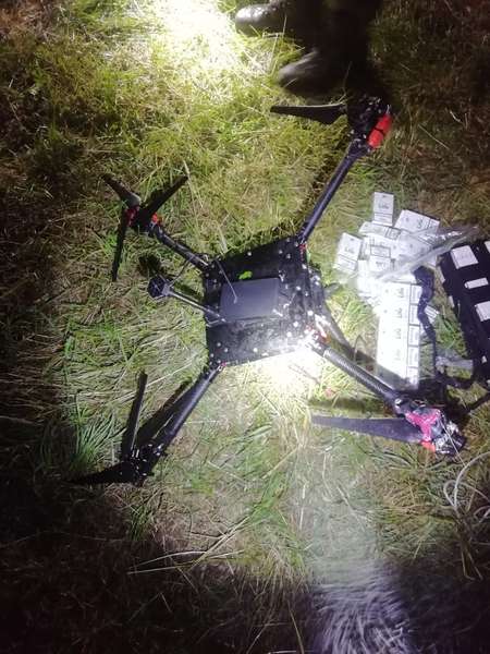 Луцькі прикордонники «запасли» дрон із контрабандою (фото)