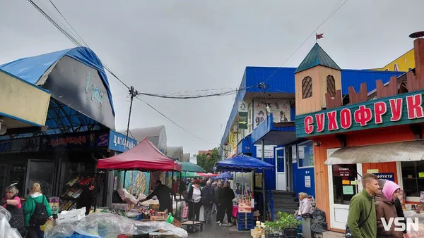 На луцькому ринку з'явилися перші абрикоси, персики та нектарини: які ціни на літні фрукти (фото)