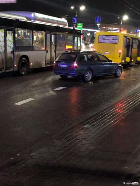 У Луцьку на проспекті Соборності аварія: BMW збив велосипедиста (фото)
