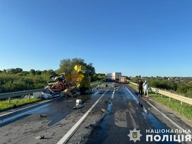 Страшна ДТП на Львівщині: зіткнулися фура і бус, водії загинули (фото)