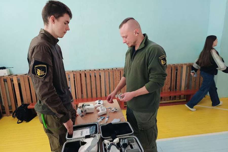 Студентів у Луцьку вчили керувати дроном, тримати автомат у руках і надавати меддопомогу (фото, відео)
