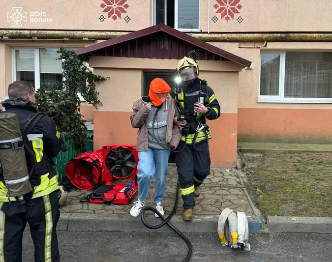 У Луцьку горіла квартира – мешканців евакуювали (фото)