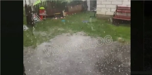Негода наближається до Луцька: у селі на Волині випав град (відео)
