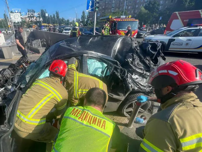 Жахлива ДТП у Києві: авто на швидкості влетіло у підземний перехід (відео) (оновлено)