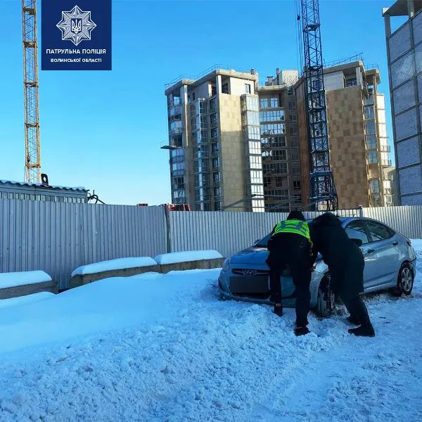 Волинські патрульні допомагають водіям під час негоди (фото)