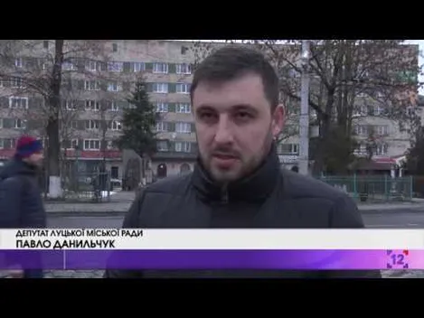 У Старому місті руйнується історична бруківка (відео)