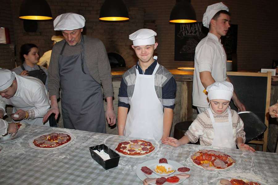 У ковпаках та борошні: як Савченко з дітьми в Луцьку пік піцу