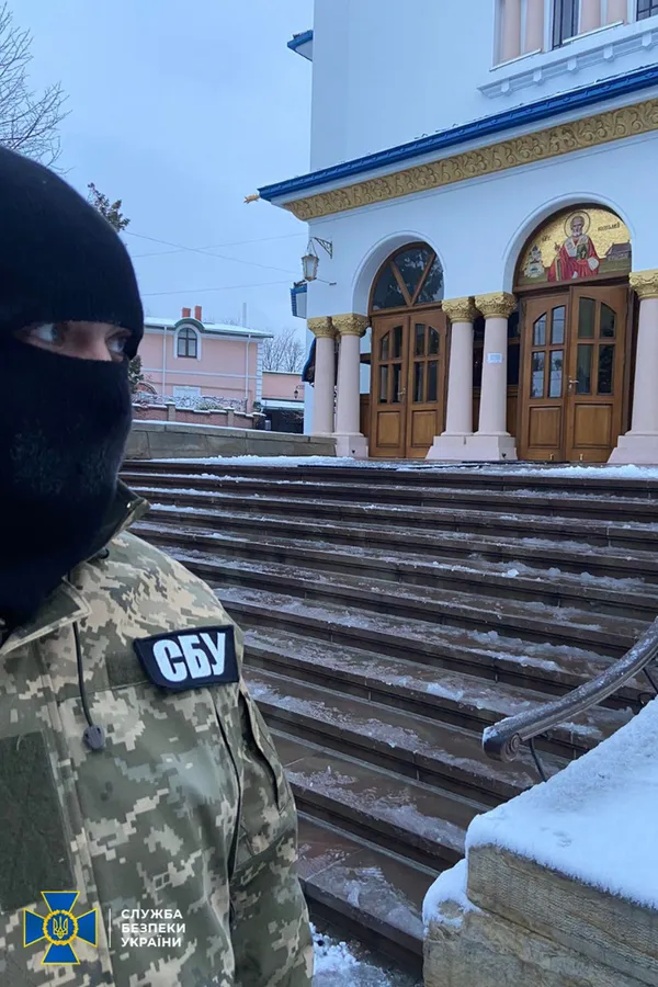 Російські методички та посвідчення окупантів: що СБУ виявила під час обшуків на Буковині