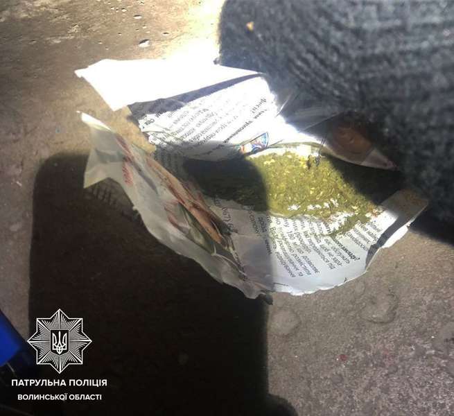 У Луцьку в під'їзді на Грушевського зловили наркомана (фото)
