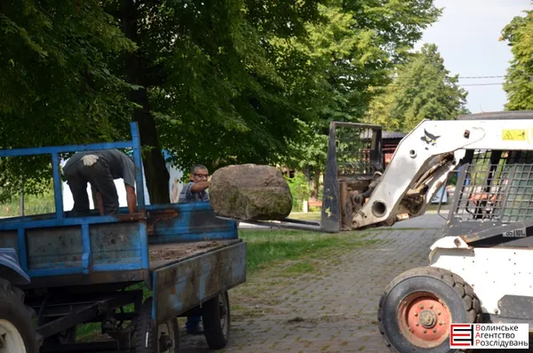 У центральному парку Луцька реставрують скульптури Голованя 