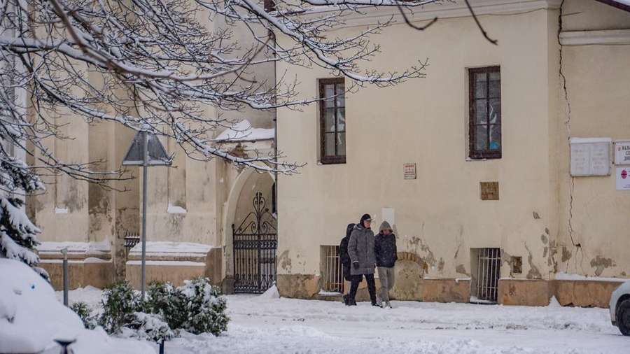 Луцьк запорошило снігом: Старе місто в перші дні зими (фото)
