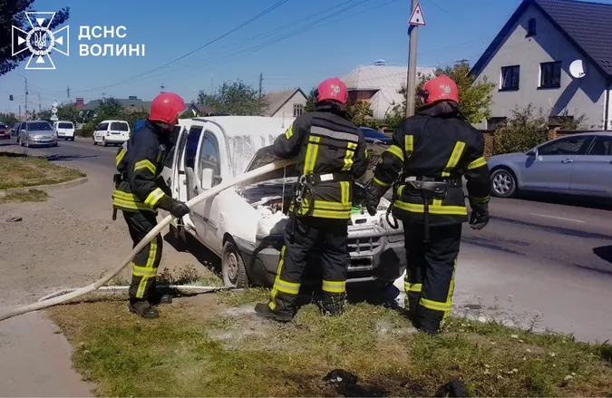 У Ковелі посеред дороги загорілася автівка (фото)