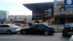 У Луцьку припарковане авто заблокувало виїзд водієві (фото)