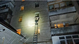 «Увійшли» через вікно: у Луцьку надзвичайники врятували пенсіонерку (фото)