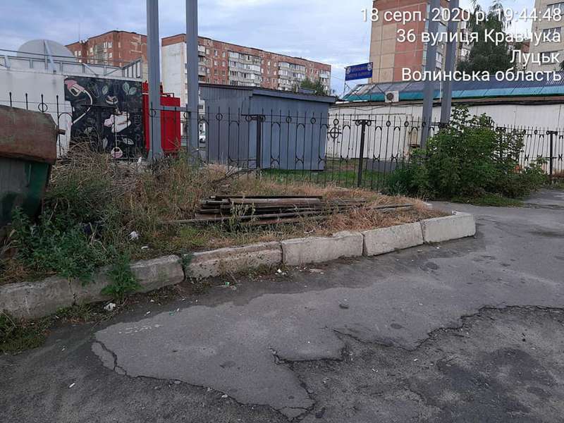 Контейнер, шини, дошки: на автостанції в Луцьку – сміттєзвалище (фото)