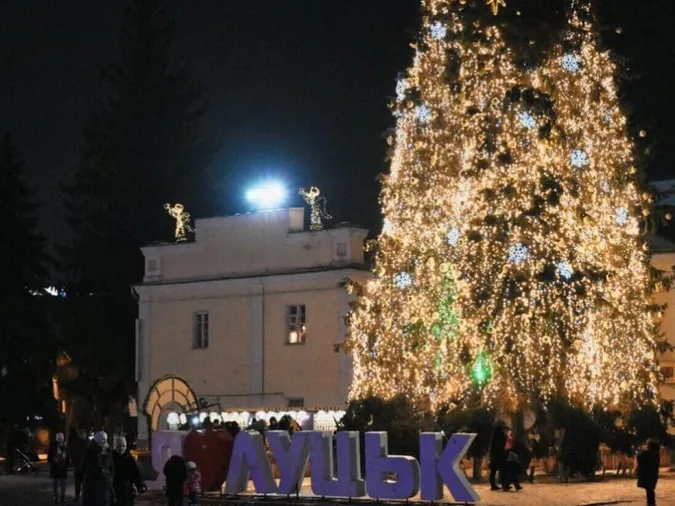 Яке місто на Волині першим поставить новорічну ялинку