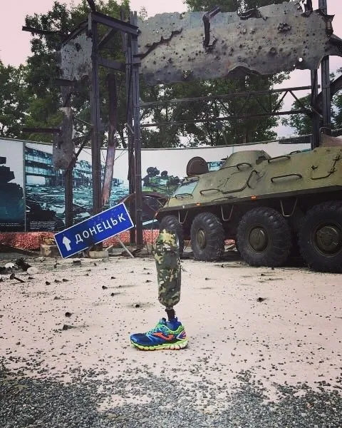 Атовець руйнує стереотипи та фотографує протез ноги в Instagram