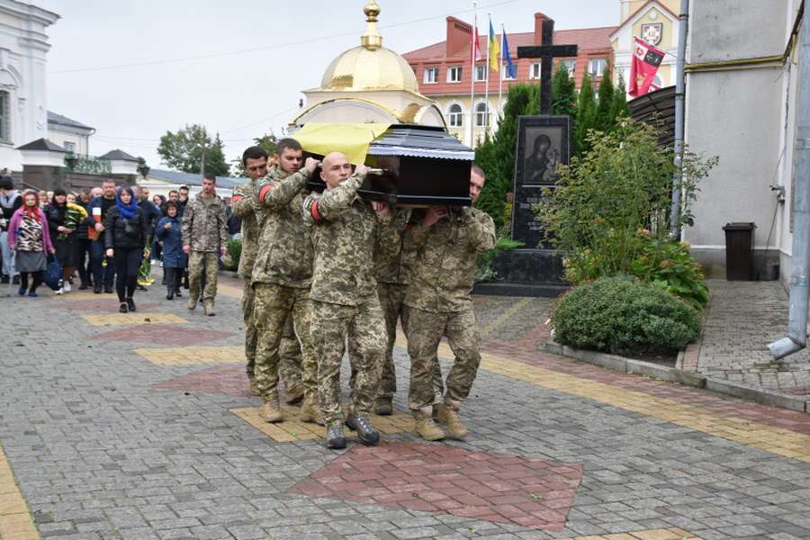 У Луцьку попрощалися із загиблим Героєм Андрієм Савчуком (фото)
