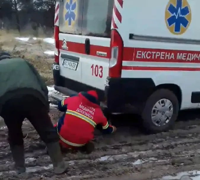 На Волині «швидку» з багнюки витягали трактором (відео)