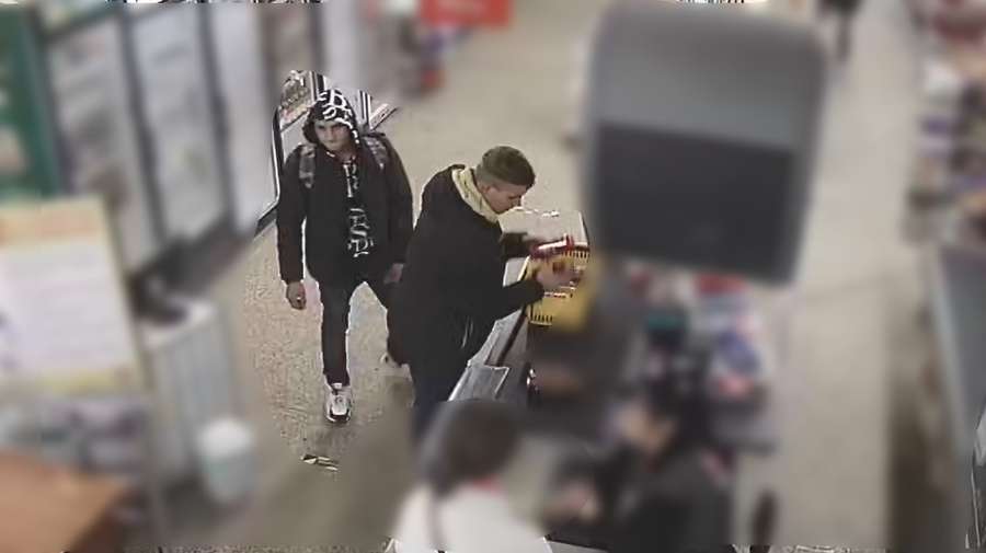 Магазинні крадії: волинські поліцейські встановлюють особи двох молодиків (фото)