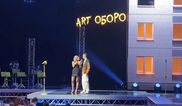 На концерті Монатіка за 2000 доларів продали вишиванку Зеленського (фото)
