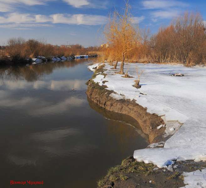 Луцький фотограф знайшов весну на зимовій річці (фото)