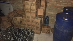 370 літрів горілки та коньяку: у гаражному кооперативі в Луцьку знайшли  фальсифікат (фото)