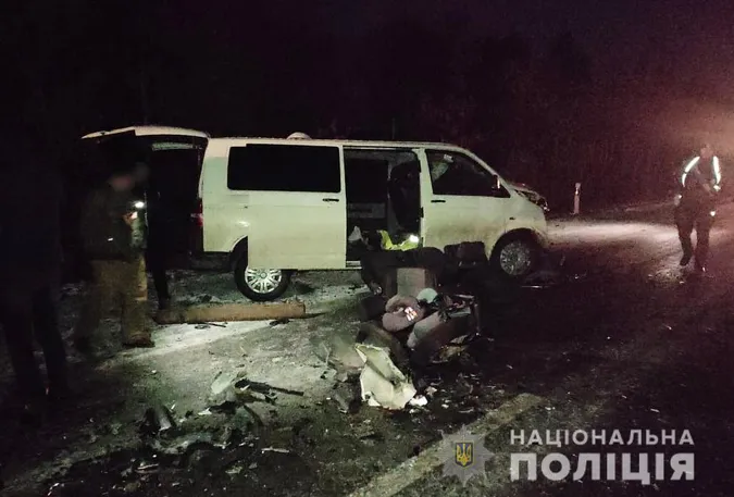 На Волині Pajero протаранив бус: травмовані вісім осіб, з них троє – діти (фото, відео)