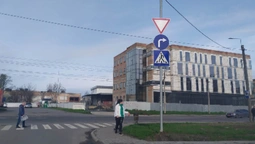 На місці автотрощі у Луцьку встановили нові дорожні знаки (фото)