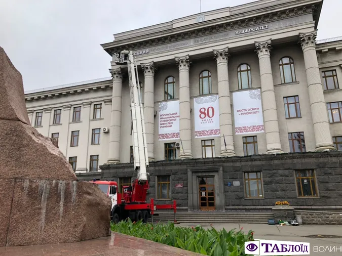 На головному корпусі ВНУ змінюють вивіску (фото)
